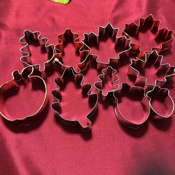 40 Cookie Cutters; stainless steels, plastic, silicone all occasions - Picture 8 of 8